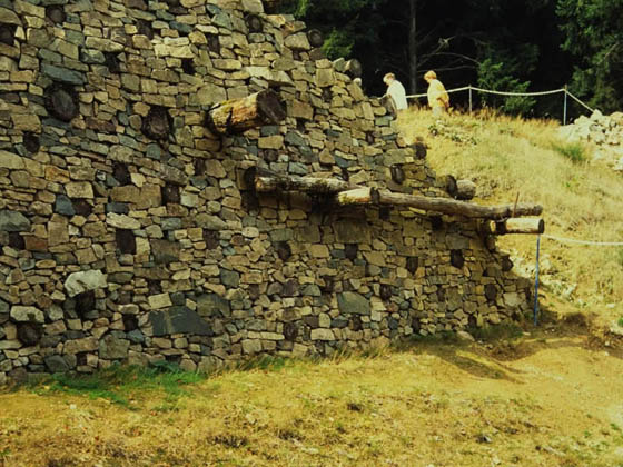 Bourgogne: Bibracte le murus galicus (restauration)