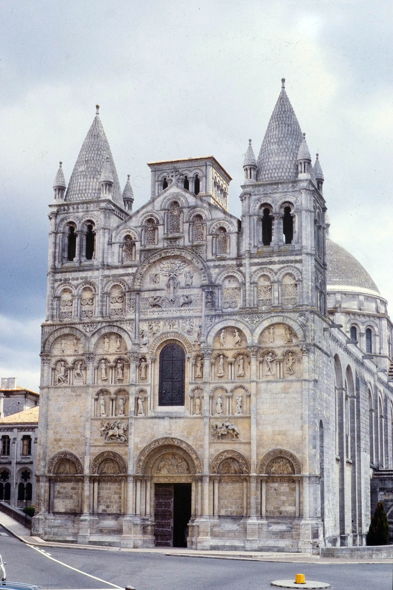 Cathédrale d'Angoulême. Façade occidentale aprés restauration.