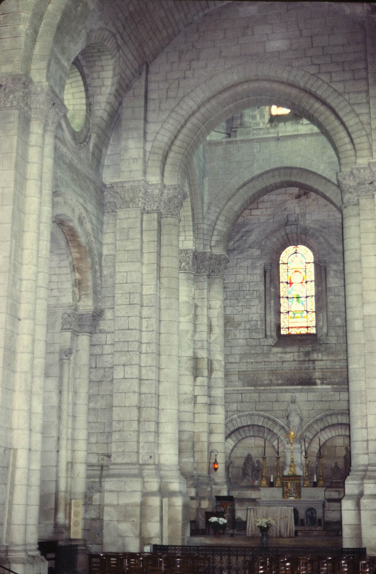 Cathédrale d'Angoulême. Vue du transept.